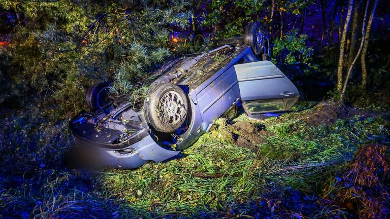 De auto raakte op het Flight Forum in Eindhoven van de weg en sloeg over de kop (foto: Dave Hendriks/SQ Vision).