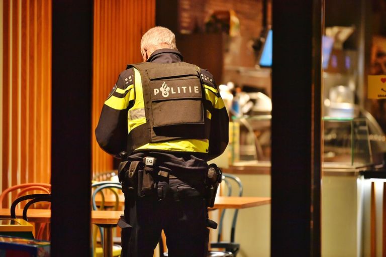 De politie doet onderzoek bij de Weefkamer (foto: Rico Vogels/ SQ Vision). 