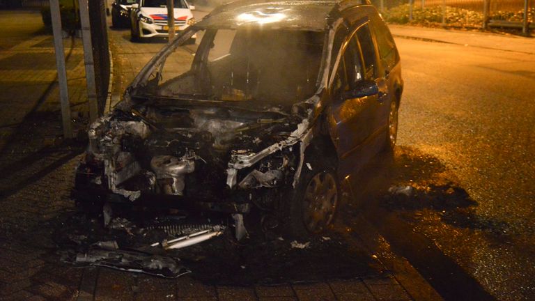 Van de auto op de Tinstraat in Breda bleef na de brand weinig over (foto: Perry Roovers/SQ Vision).