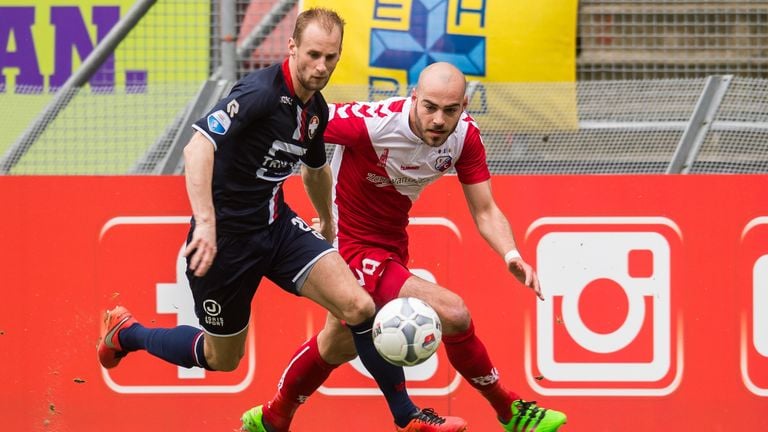 Van der Struijk in actie tegen FC Utrecht (foto: ANP).