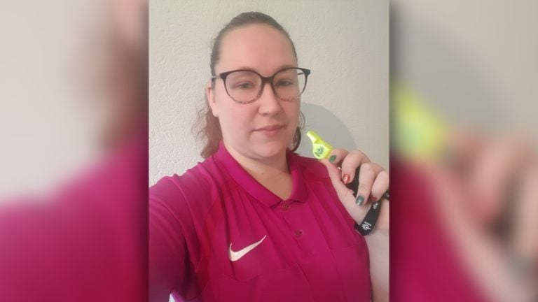 Amy startte met fluiten, nadat ze door een blessure moest stoppen met voetballen.