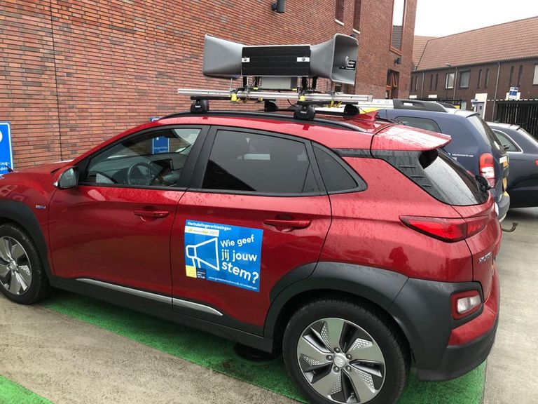 De oproepauto rijdt door de straten van Land van Cuijk (foto: Tessel Linders)