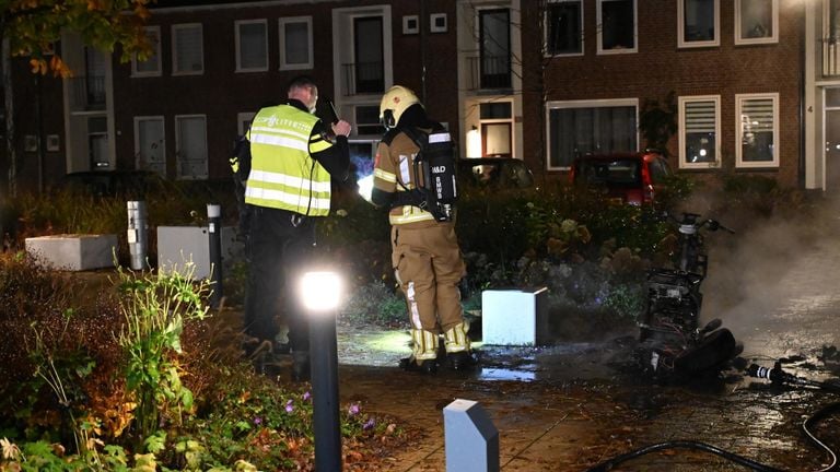 Hoe de scooterbrand kon ontstaan, wordt onderzocht (foto: Perry Roovers/SQ Vision).