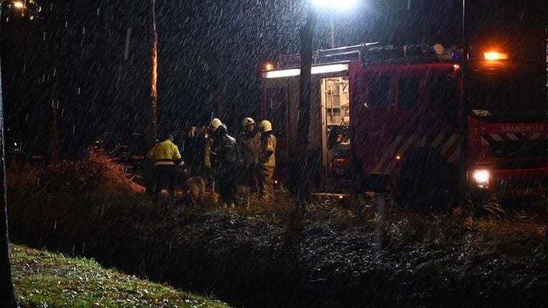 De brandweer haalde de man uit de sloot langs de Neelstraat in Prinsenbeek (foto: Perry Roovers/SQ Vision).