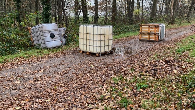 In het bos in Volkel werden vier grote vaten met drugsafval gevonden (foto: Tim). 