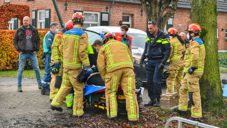 Een gewonde is na de botsing in Hooge Mierde naar een ziekenhuis gebracht (foto: Rico Vogels/SQ Vision).