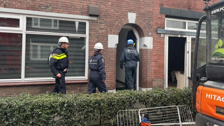 Forensische opsporing gaat onderzoek doen in het huis (foto: René van Hoof).