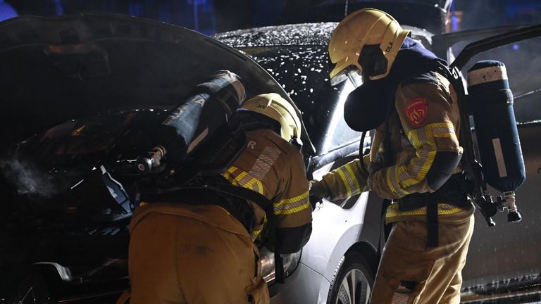 De autobrand in Breda werd zondagavond vlak voor middernacht ontdekt (foto: Perry Roovers/SQ Vision).