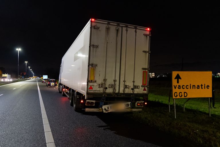 De vrachtwagen raakte nauwelijks beschadigd (foto: Iwan van Dun/SQ Vision Mediaprodukties).