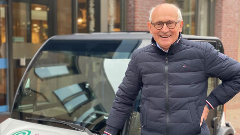 Jan Van Eerd is vrijwilliger en kartrekker van de Carry Cab