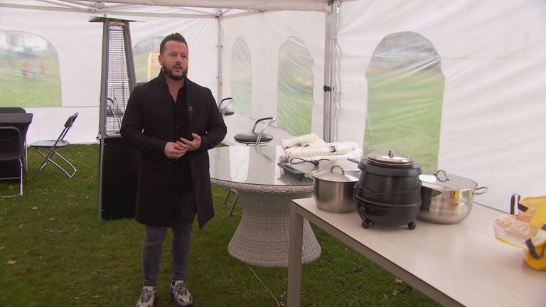 Neef Daniël in de tent.