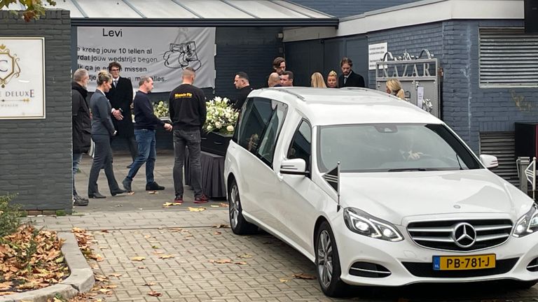 Een zwarte kist en witte wagen voor Levi's afscheid (foto: Jan Waalen).