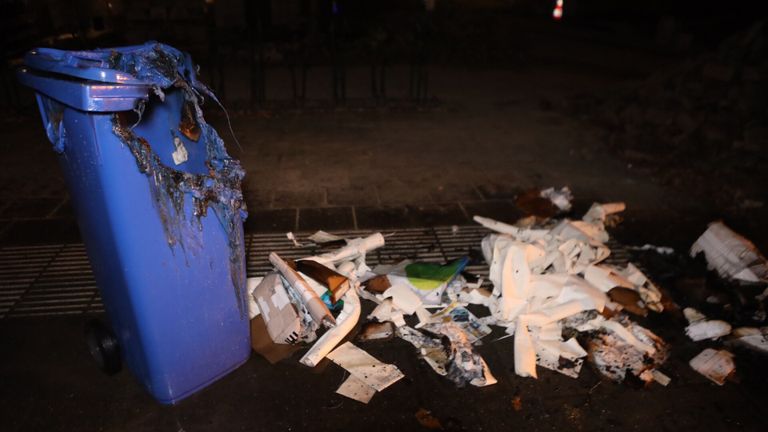 De papiercontainer in Schijndel vatte rond halfeen vrijdagnacht vlam (foto: Sander van Gils/SQ Vision).