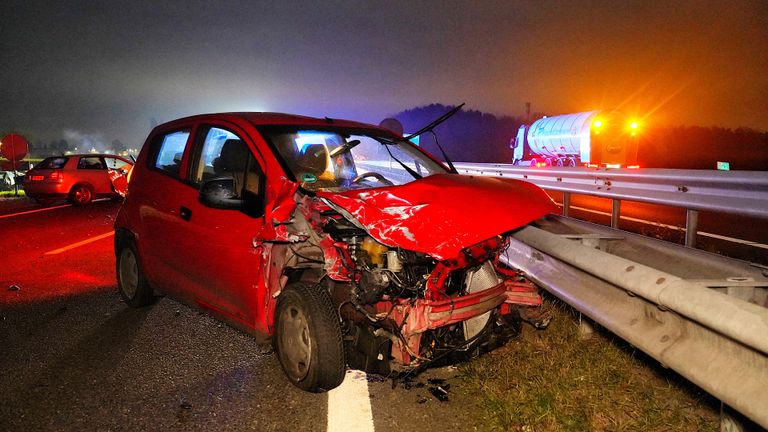 De beschadigde auto's zijn na de botsing bij Waspik getakeld door een bergingsbedrijf (foto: Jeroen Stuve/SQ Vision).