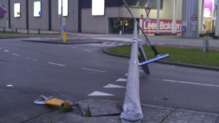 De lantaarnpaal blokkeerde de weg in Breda (foto: Perry Roovers/SQ Vision).