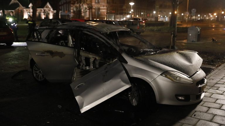 Van de geparkeerde auto aan de Rijtuigweg-Zuid in Bergen op Zoom bleef weinig over (foto: Christian Traets/SQ Vision).