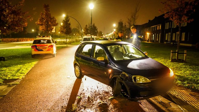 De bestuurster van de auto ging er na het ongeluk in Nuenen vandoor (foto: Sem van Rijssel/SQ Vision).