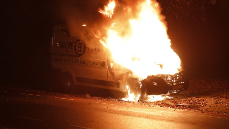 Ook een busje werd die avond in brand gestoken (Foto: Christian Traets, SQ Vision).
