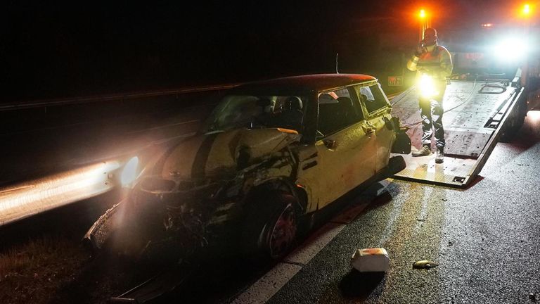 De auto raakte bij de crash op de A2 bij Waalre zwaar beschadigd (foto: Jozef Bijnen/SQ Vision).