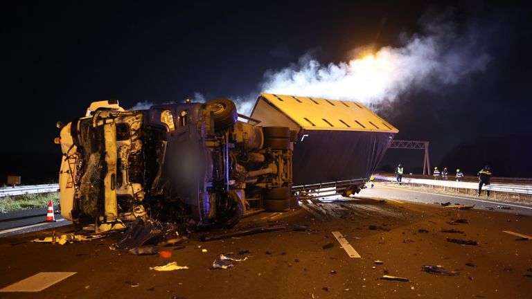 Een vrachtwagen op de A2 kantelde (foto: Bart Meesters).