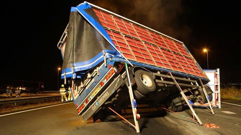 Een aanhanger van de vrachtwagen die kippen vervoerde werd gestut om te voorkomen dat die ook zou omvallen (foto: Bart Meesters).