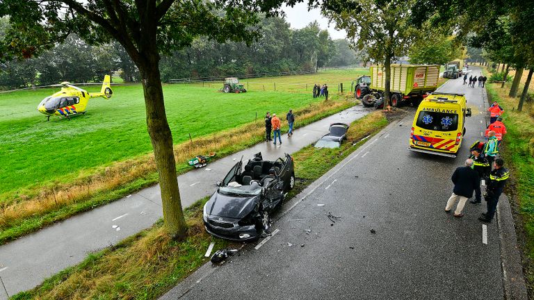 Vanwege het ongeluk op De Fluiter in Hoogeloon werd de weg afgesloten (foto: Rico Vogels/SQ Vision).