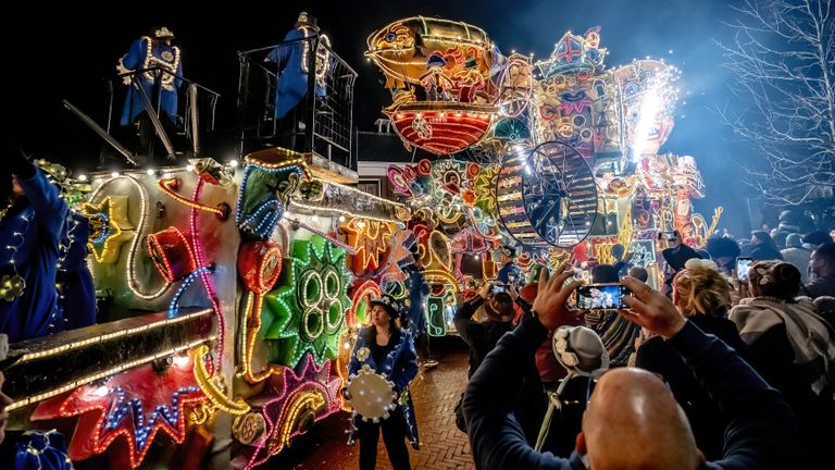 De lichtjesoptocht in Zwammegat (Standdaarbuiten)(foto: EYE4images).