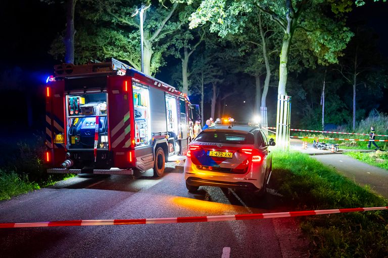 De Vinkelsestraat in Heesch werd na het ongeluk afgesloten (foto: Gabor Heeres/SQ Vision).