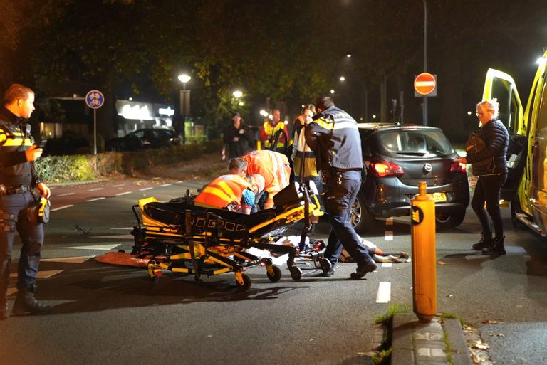 De motorrijder is verzorgd en naar een ziekenhuis gebracht (foto: Erik Haverhals/SQ Vision).