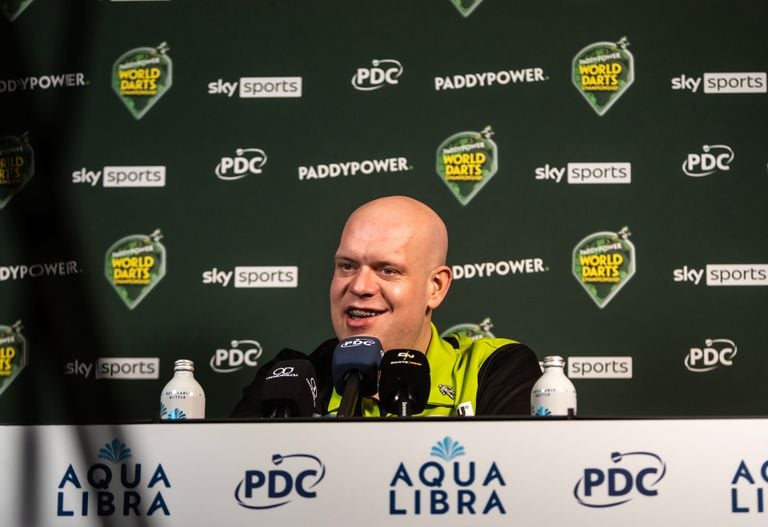 Michael van Gerwen tijdens de persconferentie na afloop van zijn duel met James Hurrell (foto: PDC).