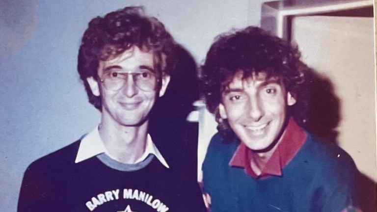 Max in de jaren tachtig met zijn held, zanger Barry Manilow (privéfoto).