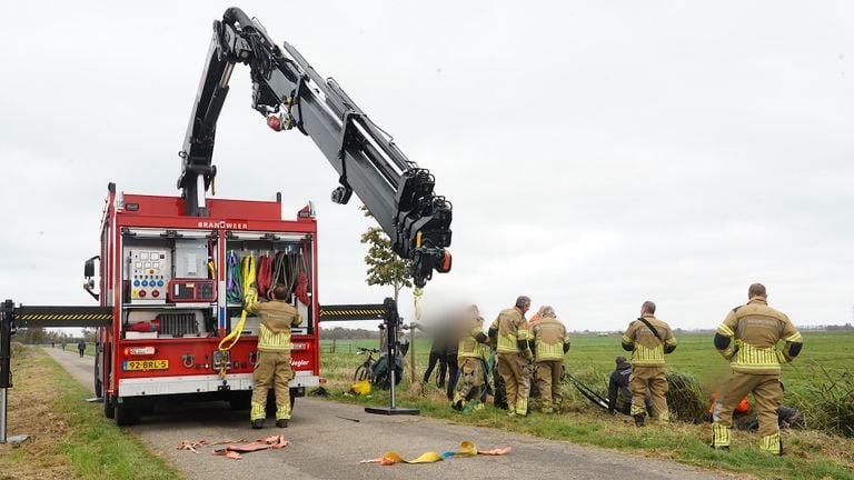 Paard komt terecht in sloot (foto: Jeroen Stuve / Persbureau Heitink)
