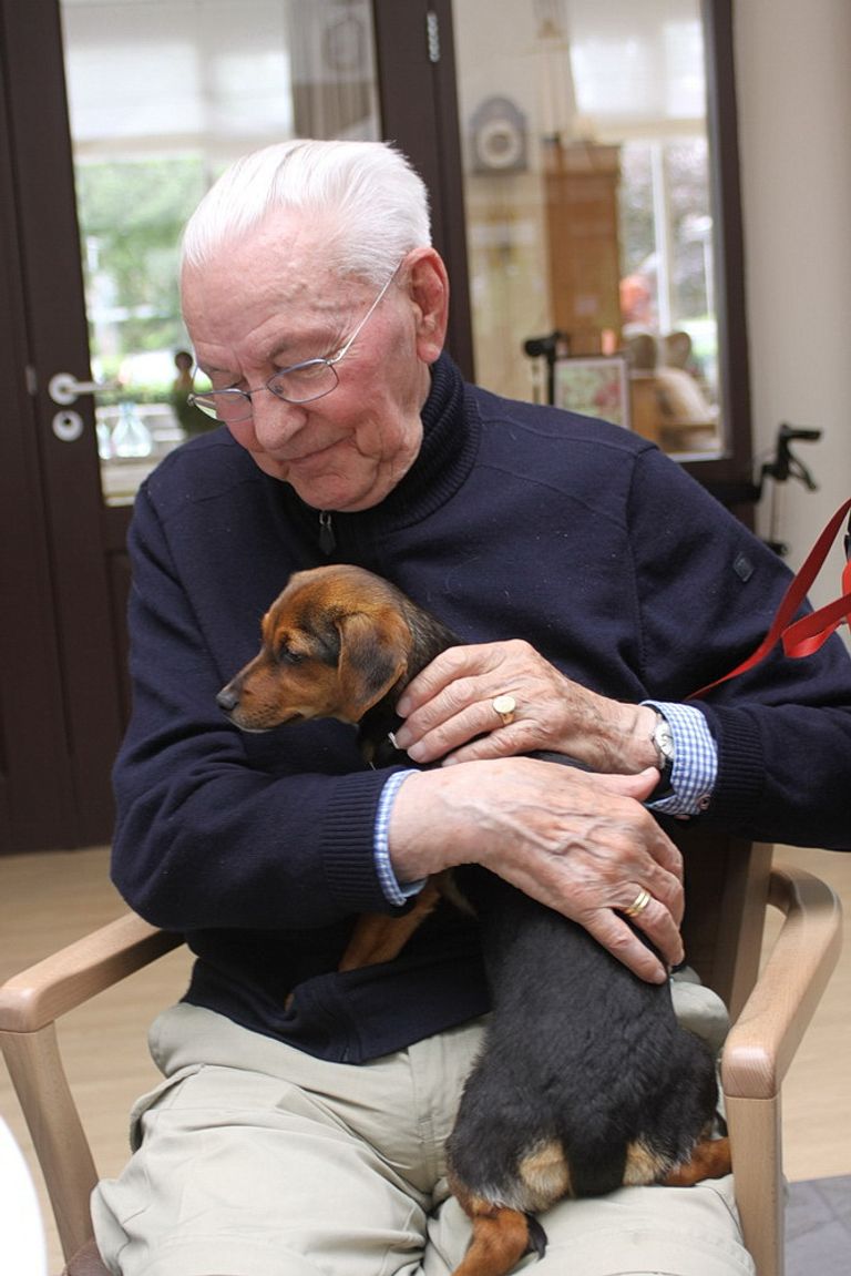 Een bejaarde man krijgt een bezoekje van Stichting Knuffeldier