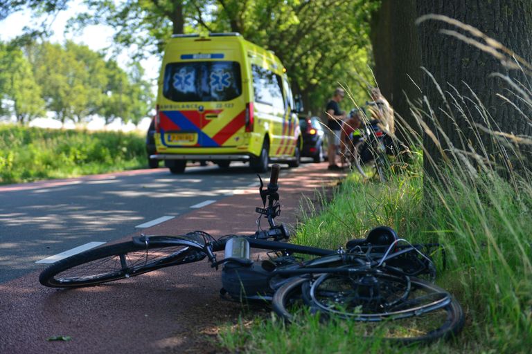 De fietser werd geschept door een automobilist op de Griendtsveenseweg in Deurne (foto: Walter van Bussel/SQ Vision).