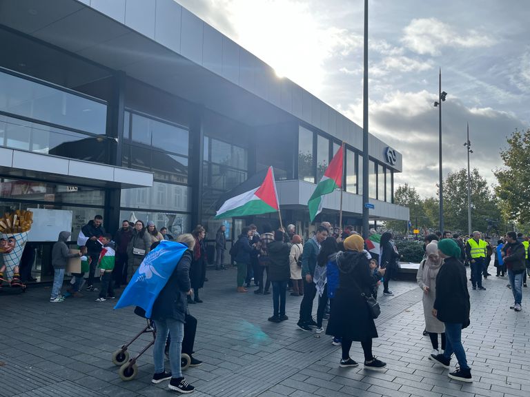 Demonstranten verzamelen bij het station. (Foto: Jan Waalen)