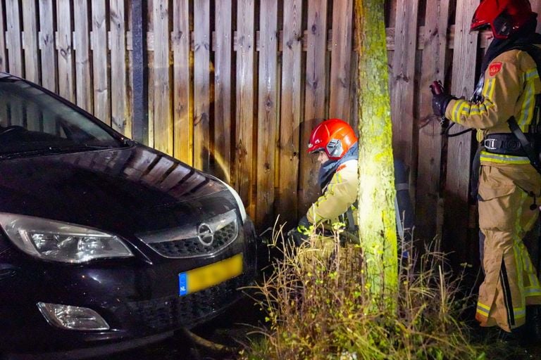 Door het snelle ingrijpen van buurtbewoners bleef de schade aan de auto in Helmond beperkt (foto: Harrie Grijseels/SQ Vision).