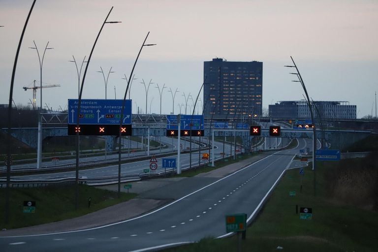 Een geheel lege A2 en N2 (foto: Omroep Brabant/Collin Beijk).