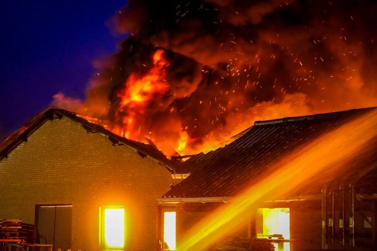 De brand gaat gepaard met veel rook (foto: Persbureau Heitink).