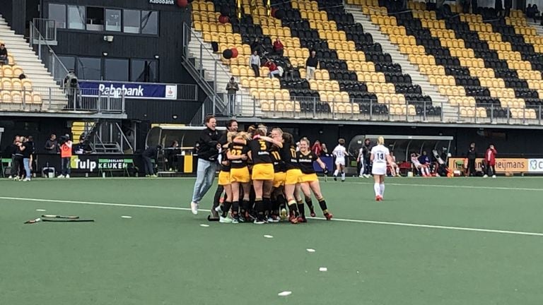 De Bossche speelsters bouwen op het veld een feestje (foto: Imke van de Laar).