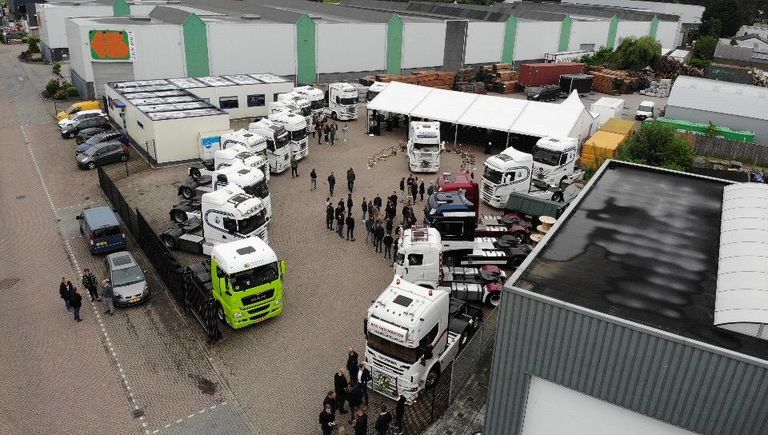 Er reden tientallen vrachtwagens mee in de stoet (privéfoto).