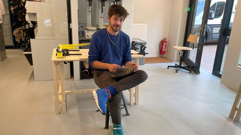 Ruben weeft schoenen in het maaklab en heeft zelf een paar aan (foto: Megan Hanegraaf).