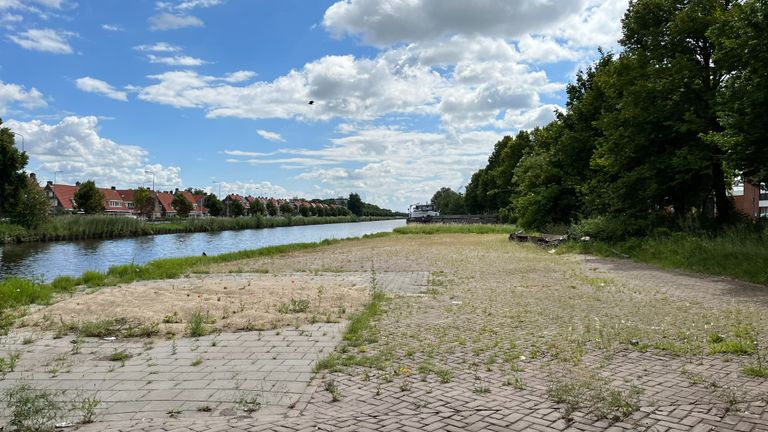 De plek aan de Van Veldekade waar De Buurtcamping moest komen (foto: Megan Hanegraaf).