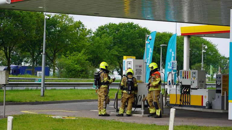De brandweer werd opgeroepen vanwege een hevige gaslucht die werd geroken bij het tankstation langs de A58 bij Gilze (foto: Jeroen Stuve/SQ Vision).
