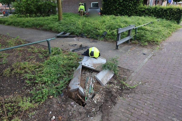 De automobilist reed onder meer en stroomkast omver (foto: SK-Media).