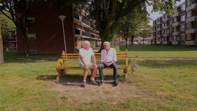 Buurtgenoten Paul de Kort en Daan Zomerdijk op het herdenkingsbankje voor Megan.