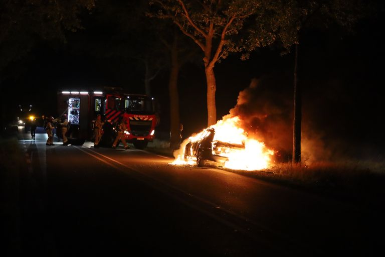 De auto vatte vlam op de N277 bij Venhorst (foto: Kevin Kanters/SQ Vision).