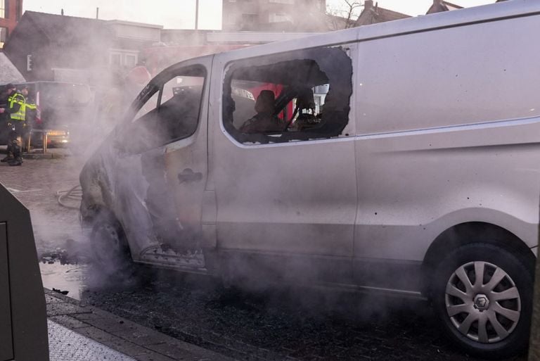 Het brandende busje (foto: Harrie Grijseels/SQ Vision).