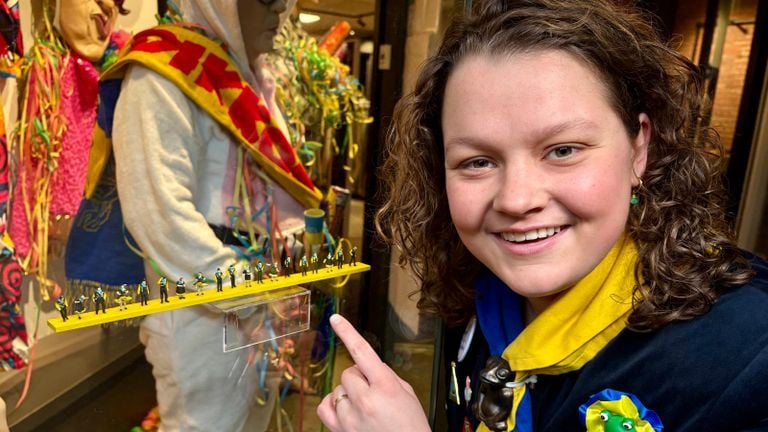 Iris Schouw bij het miniatuurtje van de Boerenraod (foto: Erik Peeters)