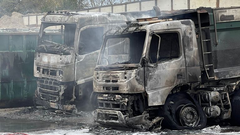 De brandweer kon niet voorkomen dat de kiepwagens verloren gingen (foto: Bart Meesters).