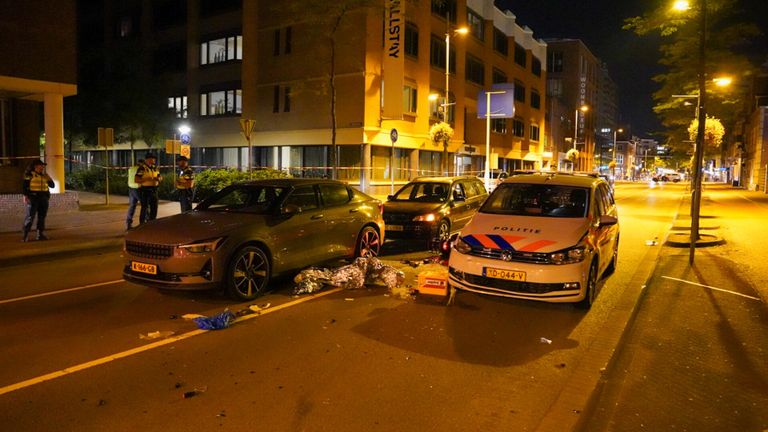 De bestuurder van de scooter zou tussen twee wachtende auto's door zijn geschoten (foto: Dave Hendriks/SQ Vision).